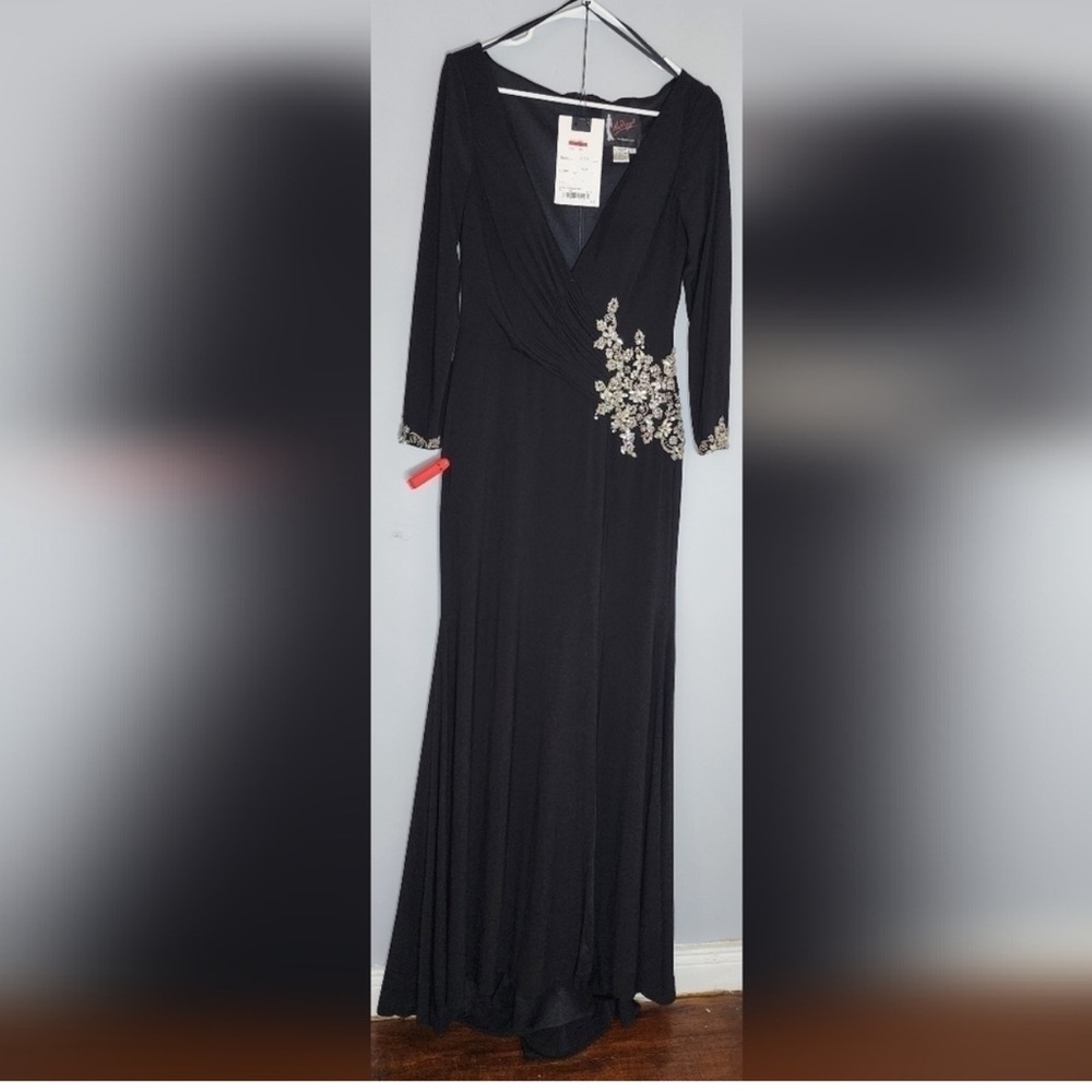 Mac Duggal NWT black FLORAL EMBELLISHED
FAUX WRAP JERSEY GOWN size 6 - Picture 6 of 11
